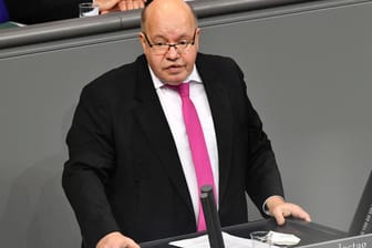 Peter Altmaier bei einer Sitzung im Bundestag. Der Wirtschaftsminister warnt vor einem Wettbewerb, wer zuerst Corona-Maßnahmen lockert.