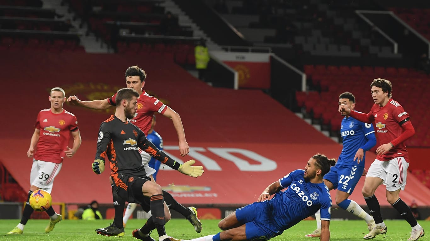 Everton's Dominic Calvert-Lewin (am Boden) beim Ausgleichstreffer gegen Manchester United. Das Spiel endete mit einem 3:3 Unentschieden.