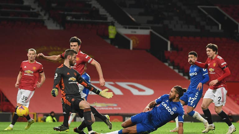 Everton's Dominic Calvert-Lewin (am Boden) beim Ausgleichstreffer gegen Manchester United. Das Spiel endete mit einem 3:3 Unentschieden.