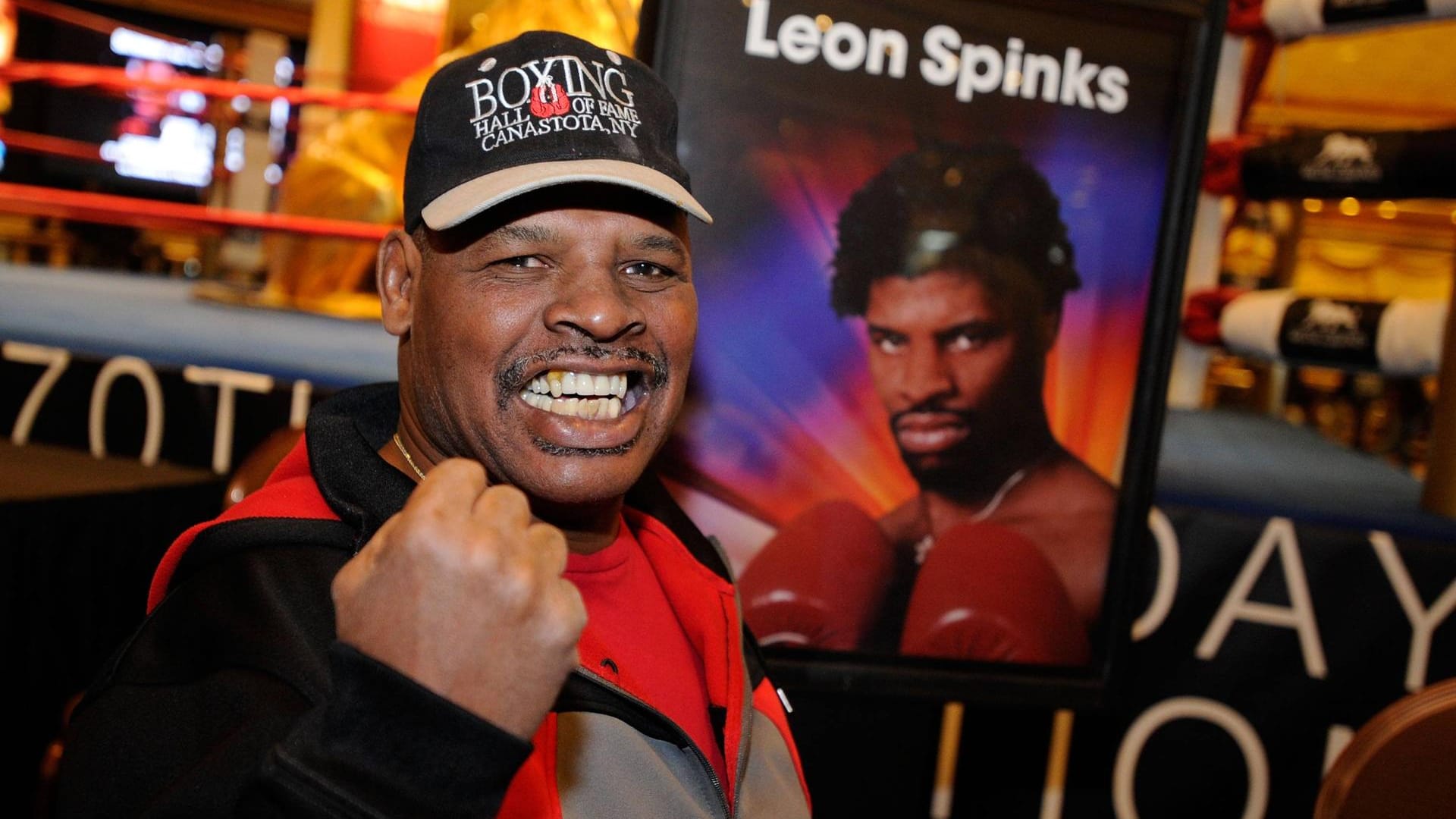 Ex-Boxweltmeister Leon Spinks posiert vor einem Plakat in Las Vegas (Archivbild). Der amerikanische Sportler ist im Alter von 67 Jahren gestorben.ZUMA Wire