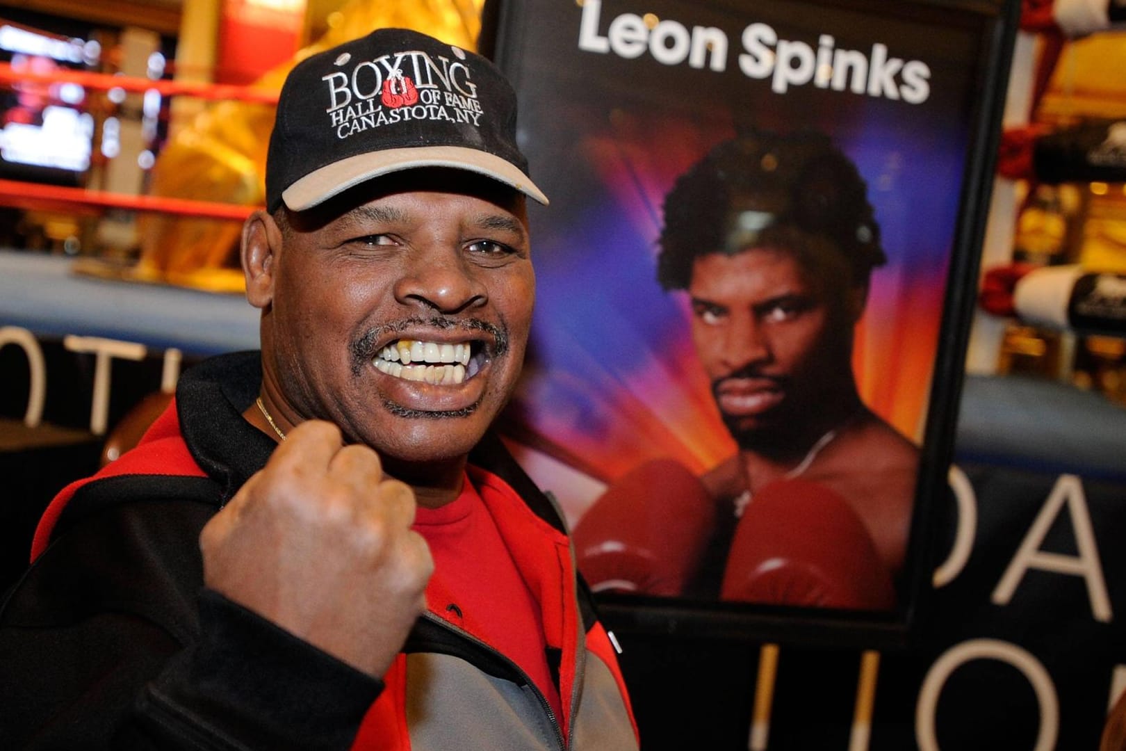 Ex-Boxweltmeister Leon Spinks posiert vor einem Plakat in Las Vegas (Archivbild). Der amerikanische Sportler ist im Alter von 67 Jahren gestorben.ZUMA Wire