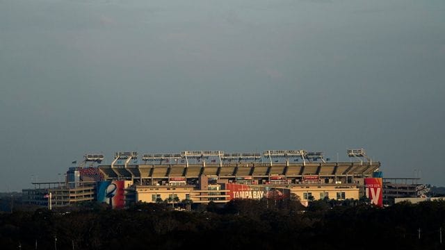 Das Raymond James Stadium ist in der Ferne zu sehen.