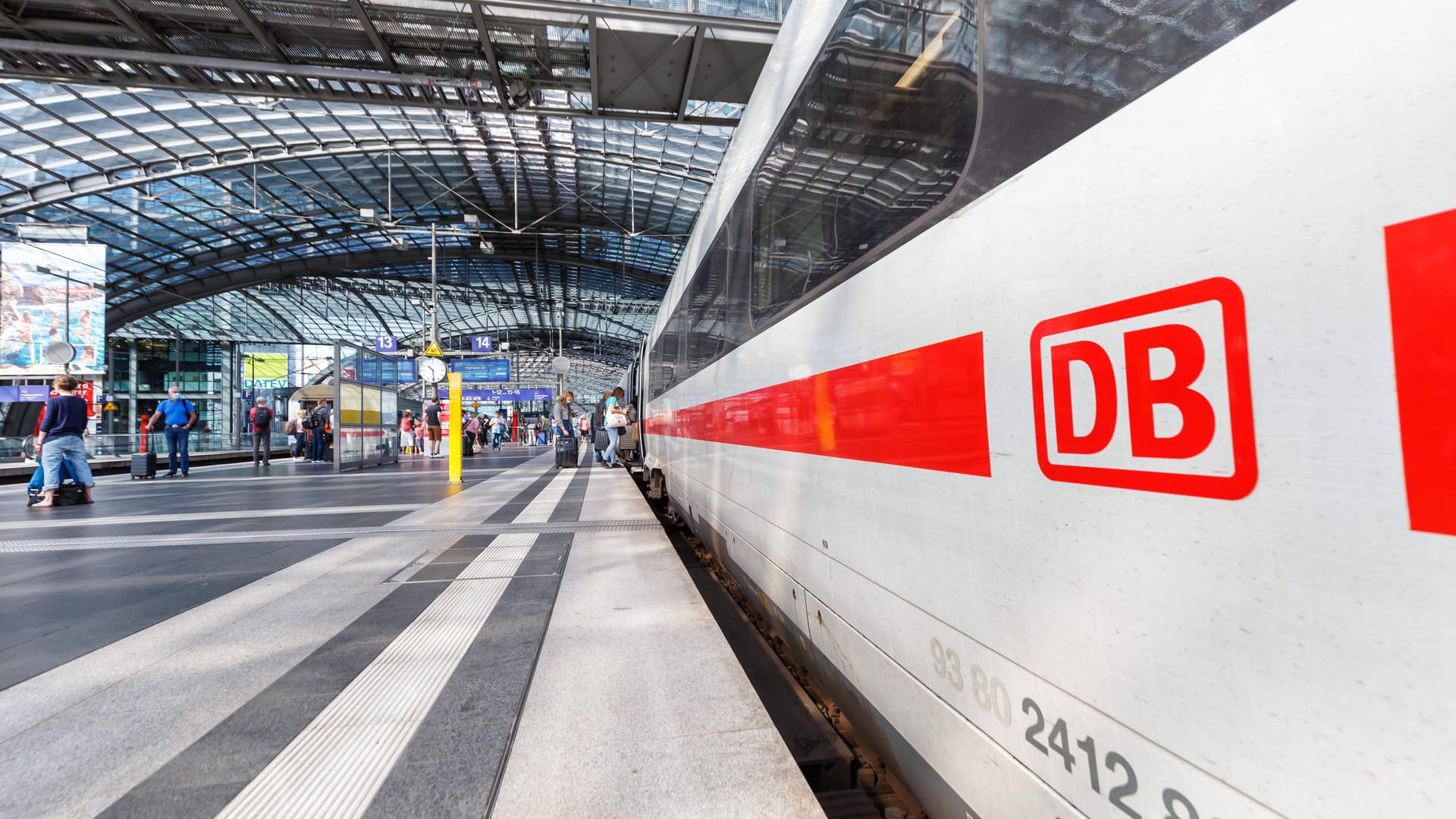 Ein ICE steht in Berlin im hauptbahnhof (Symbobild): Wegen des Winterwetters ist der Zugverkehr nach Hamburg eingestellt.