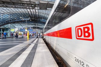 Ein ICE steht in Berlin im hauptbahnhof (Symbobild): Wegen des Winterwetters ist der Zugverkehr nach Hamburg eingestellt.