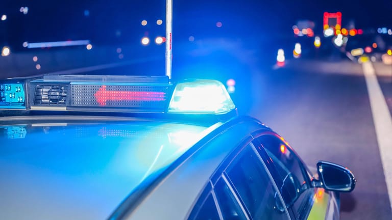 Ein Polizeiauto mit Blaulicht sperrt einen Unfall ab (Symbolbild): In Dortmund hatte es 35 Unfälle im Zusammenhang mit dem Schneechaos gesorgt.