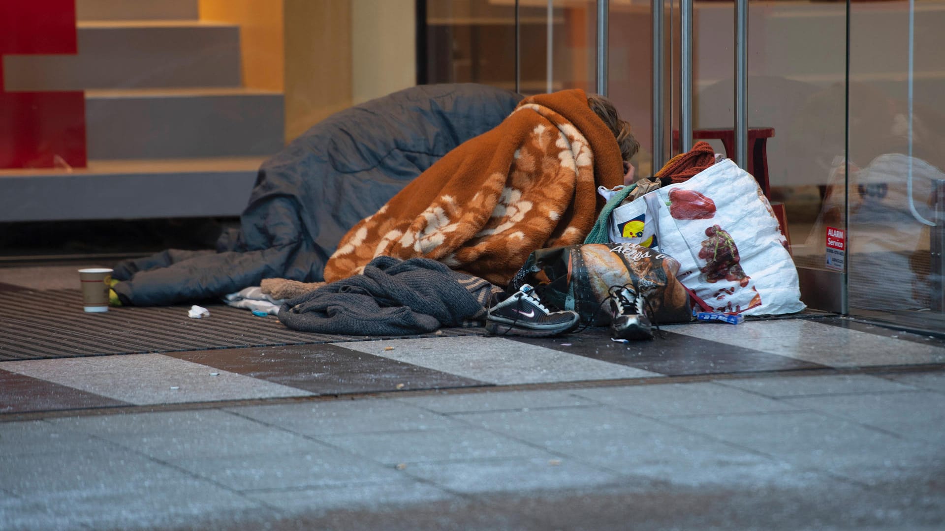 Zwei Obdachlose campieren vor einem Ladengeschäft (Symbolbild): Ein Obdachloser in Düsseldorf wurde positiv auf eine Corona-Mutation getestet. Zwei Obdachlose campieren vor einem Ladengeschäft (Symbolbild): Ein Obdachloser in Düsseldorf wurde positiv auf eine Corona-Mutation getestet.