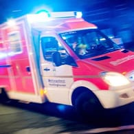 Ein Rettungswagen fährt mit Blaulicht durch eine Straße (Symbolbild): In Hamburg hat es eine tödliche Verpuffung gegeben.