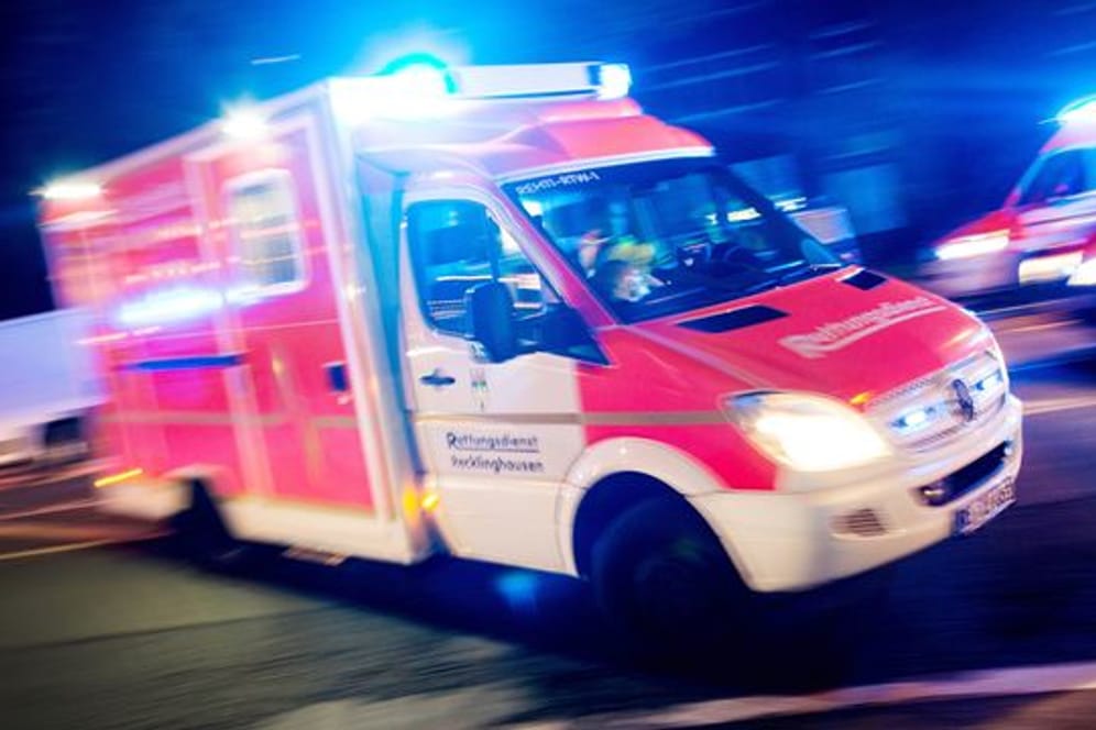 Ein Rettungswagen fährt mit Blaulicht durch eine Straße (Symbolbild): In Hamburg hat es eine tödliche Verpuffung gegeben.