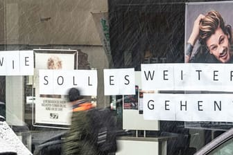 "Wie soll es weitergehen" fragen sich angesichts der coronabedingten Schließung mittels eines Schriftzuges im Schaufenster die Inhaber eines Friseursalons in Bad Homburg.