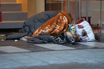 Obdachlose campieren (Symbolbild): Die Polizei bittet darum, die Notrufnummern zu wählen, wenn Menschen hilfsbedürftig sind.