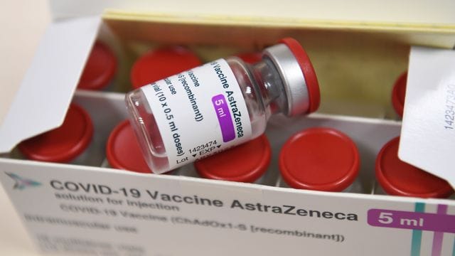 Der Corona-Impfstoff von Astrazeneca bietet laut dem Pharmakonzern nur begrenzten Schutz bei einer mild verlaufenden Infektion mit der südafrikanischen Variante des Virus. Der Corona-Impfstoff von Astrazeneca bietet laut dem Pharmakonzern nur begrenzten Schutz bei einer mild verlaufenden Infektion mit der südafrikanischen Variante des Virus.