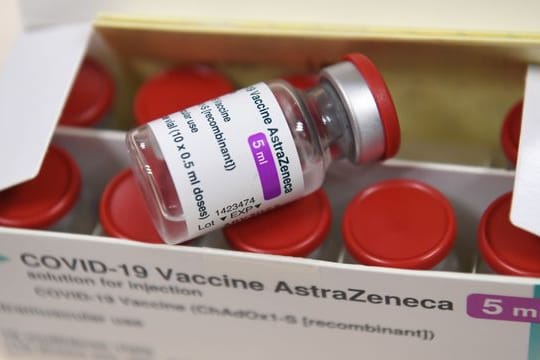 Der Corona-Impfstoff von Astrazeneca bietet laut dem Pharmakonzern nur begrenzten Schutz bei einer mild verlaufenden Infektion mit der südafrikanischen Variante des Virus.