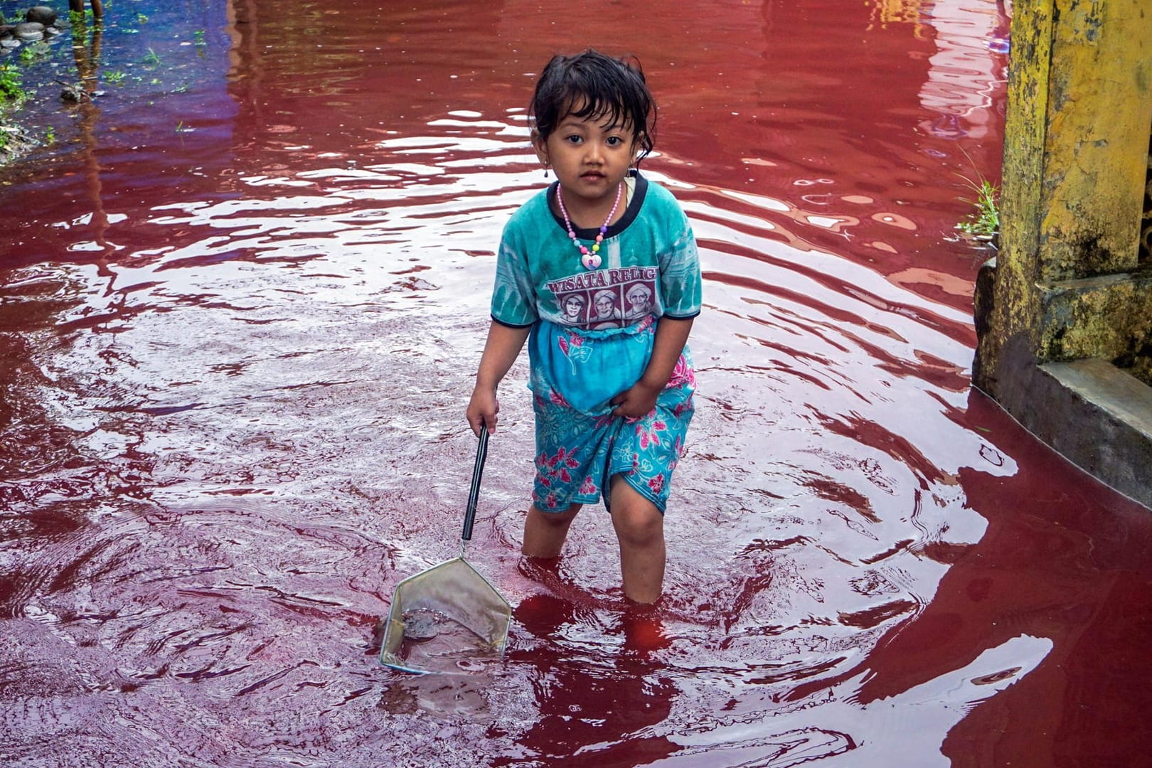 Ein Mädchen in der Stadt Pekalongan in Java: Die Farbe ist laut Behörden ungefährlich.
