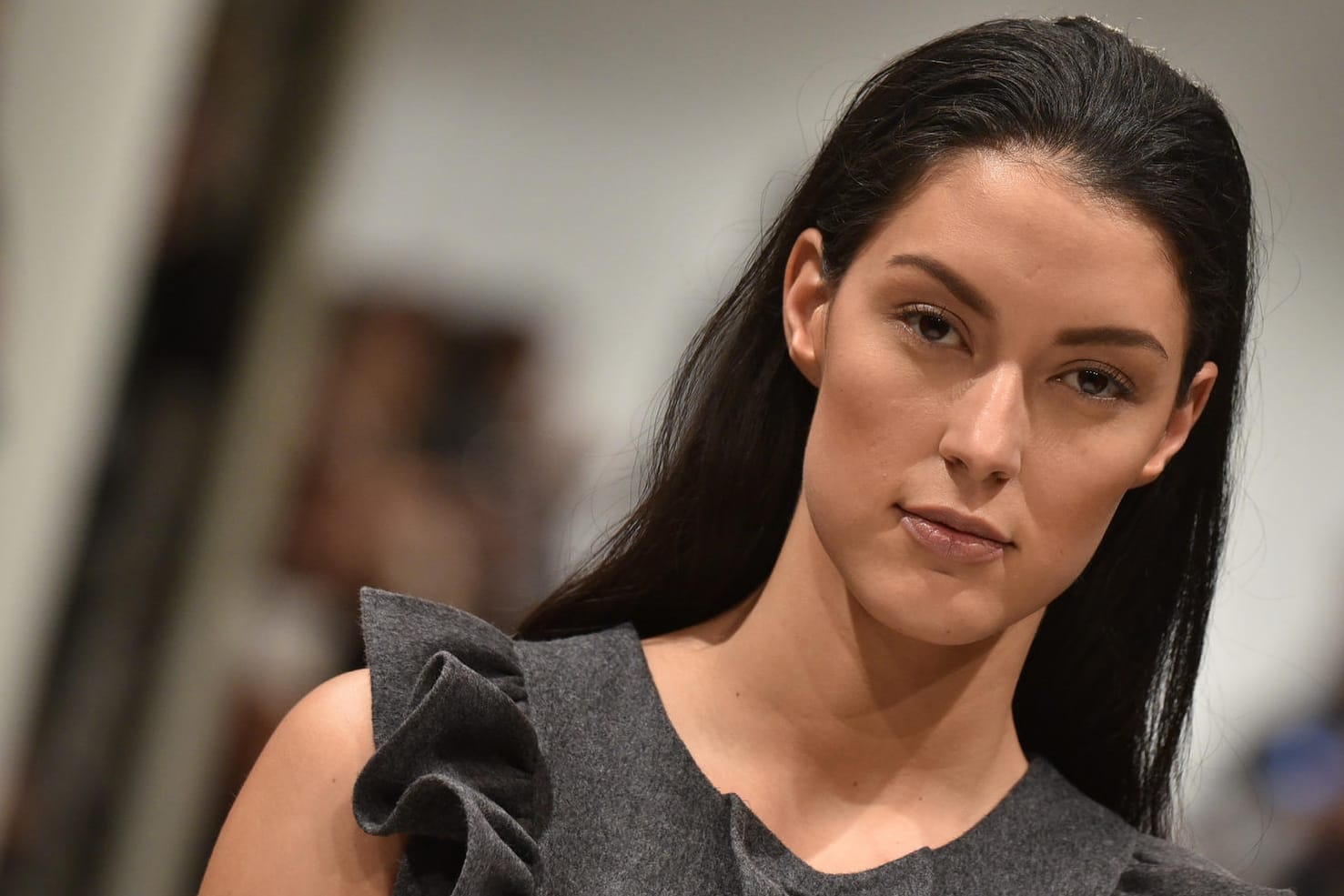 Rebecca Mir: Das schwangere Model richtet seinen Kritikern einen Gruß aus.