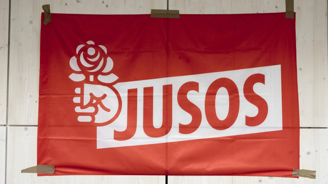 Eine Fahne mit dem Logo der Jusos (Symbolbild): Die Jusos haben sich von ihrem Funktionär distanziert.