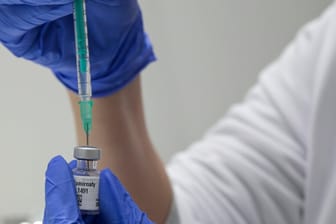 Laborant zieht Spritze auf (Symbolbild): Ein Mediziner hat offenbar einen eigenen Impfstoff gegen das Coronavirus entwickelt.