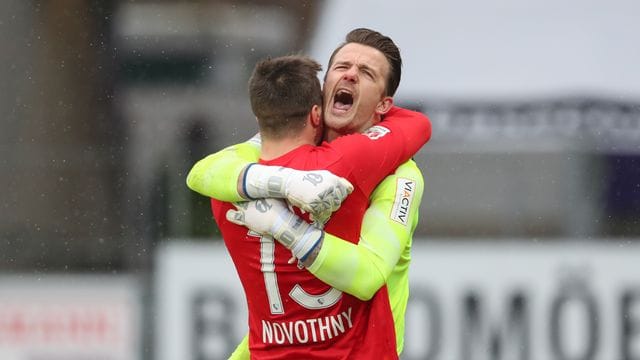 Soma Novothny (l-r) und Torwart Manuel Riemann sind mit Bochum auf Kurs Bundesliga.