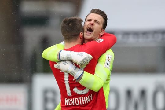 Soma Novothny (l-r) und Torwart Manuel Riemann sind mit Bochum auf Kurs Bundesliga.