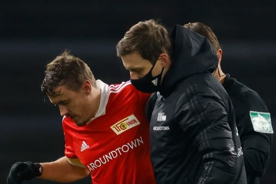 Max Kruse (l) geht verletzt zur Seitenlinie (Dezember 2020).