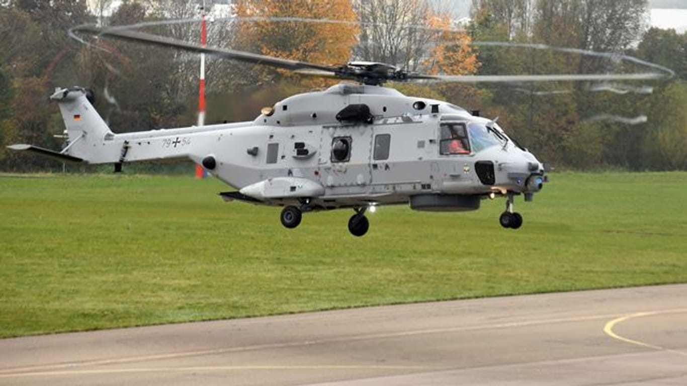 Ein Marinehubschrauber vom Typ NH90 "Sea Lion" landet auf dem Werksflugplatz von Airbus Helicopters.