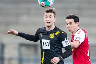 Der BVB verlor mit Kapitän Marco Reus (l) in Freiburg.