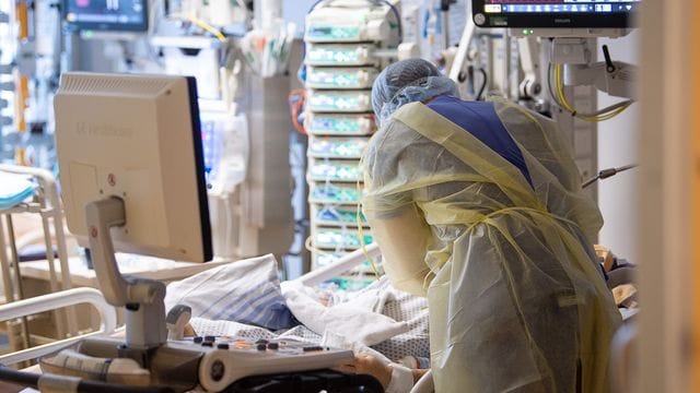 Ein Intensivpfleger arbeitet auf einer Intensivstation des RKH Klinikum Ludwigsburg an einem Covid-19-Patient. Ein Intensivpfleger arbeitet auf einer Intensivstation des RKH Klinikum Ludwigsburg an einem Covid-19-Patient.