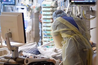 Ein Intensivpfleger arbeitet auf einer Intensivstation des RKH Klinikum Ludwigsburg an einem Covid-19-Patient.