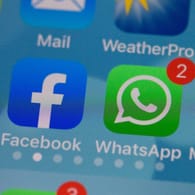 Facebook und WhatsApp auf einem iPhone (Symbolbild): Der Facebook-Konzern ruderte nach heftiger Kritik zurück.