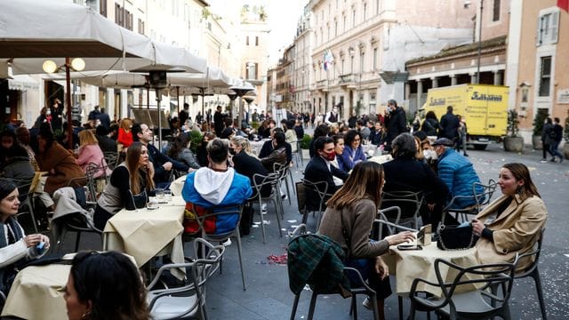 Menschen sitzen in einem Café in Rom nachdem die Corona-Maßnahmen gelockert wurden. Menschen sitzen in einem Café in Rom nachdem die Corona-Maßnahmen gelockert wurden.