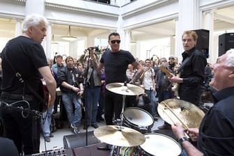 Die niederländische Rockband Golden Earring bei einem Mini-Auftritt in Amsterdam (2012).