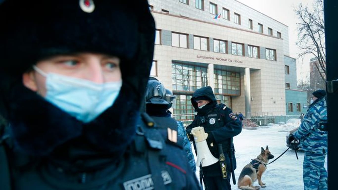 Polizisten vor der Fortsetzung des Prozesses gegen den russischen Oppositionsführer Nawalny vor dem Babuskinsky Bezirksgericht in Moskau.