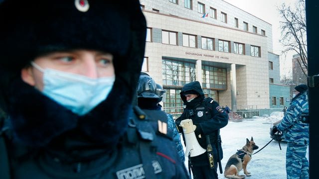 Polizisten vor der Fortsetzung des Prozesses gegen den russischen Oppositionsführer Nawalny vor dem Babuskinsky Bezirksgericht in Moskau. Polizisten vor der Fortsetzung des Prozesses gegen den russischen Oppositionsführer Nawalny vor dem Babuskinsky Bezirksgericht in Moskau.