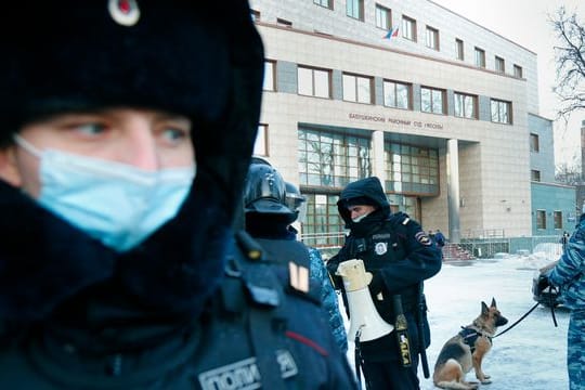 Polizisten vor der Fortsetzung des Prozesses gegen den russischen Oppositionsführer Nawalny vor dem Babuskinsky Bezirksgericht in Moskau.