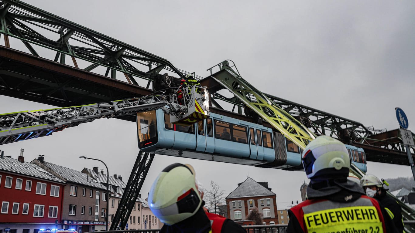 Die Feuerwehr befreit Fahrgäste aus einer Schwebebahn in Wuppertal: Noteinsatz mit Drehleiter