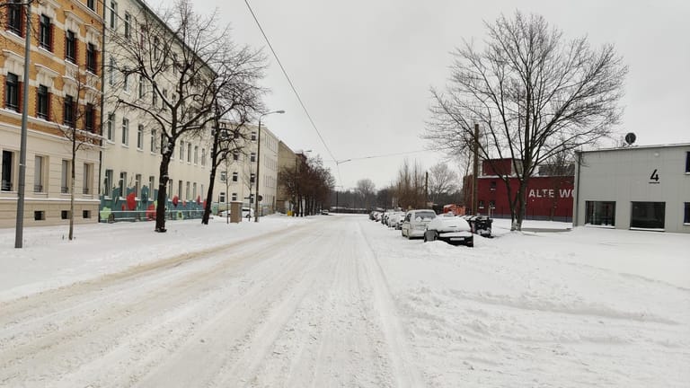 Eine verschneite Straße in Leipzig. Wegen der Schneemassen fahren keine Busse.