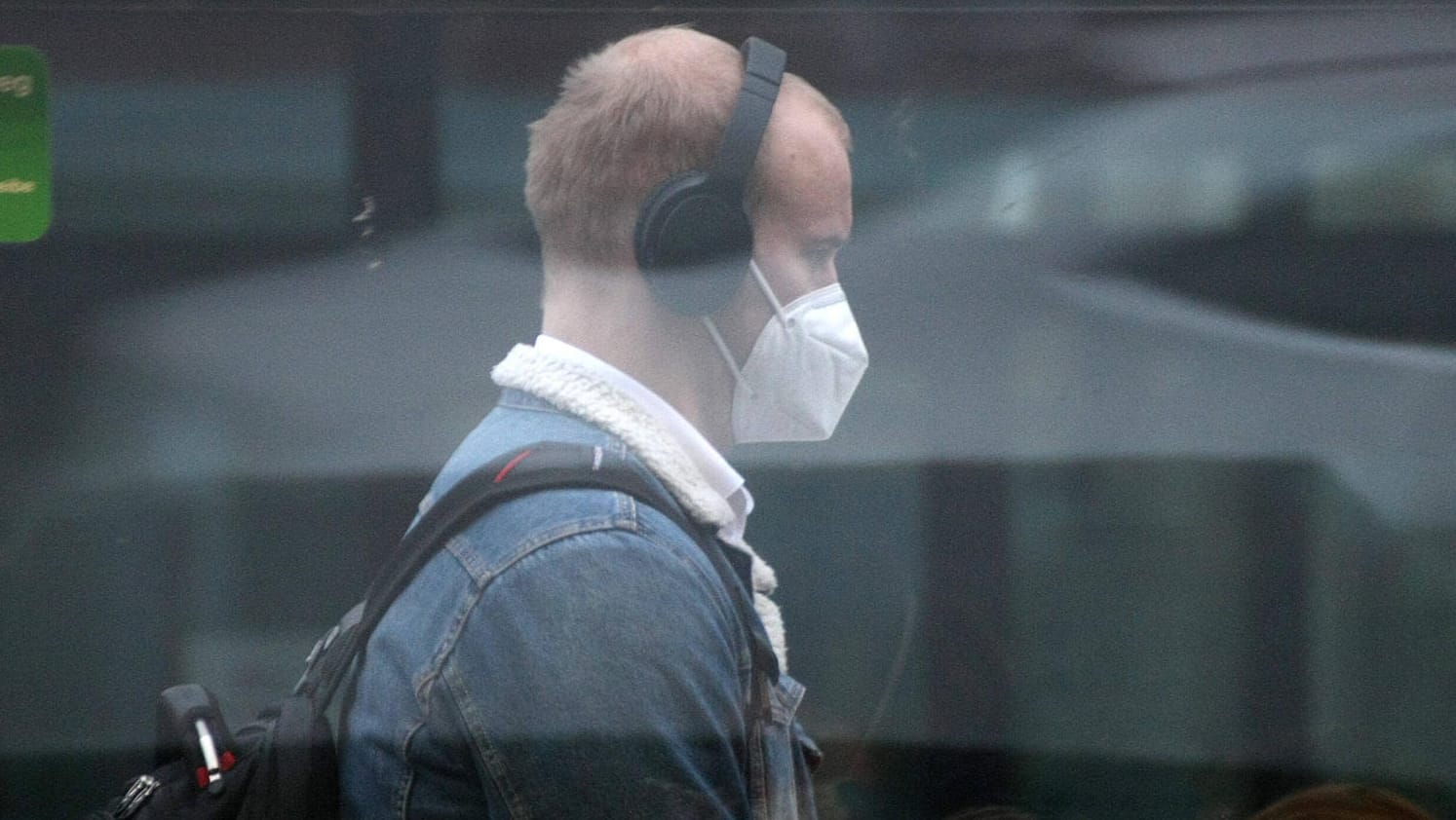 Ein Mann mit FFP2-Maske in einer Nürnberger Straßenbahn: Jeder zweite Deutsche ist gegen Lockerungen.