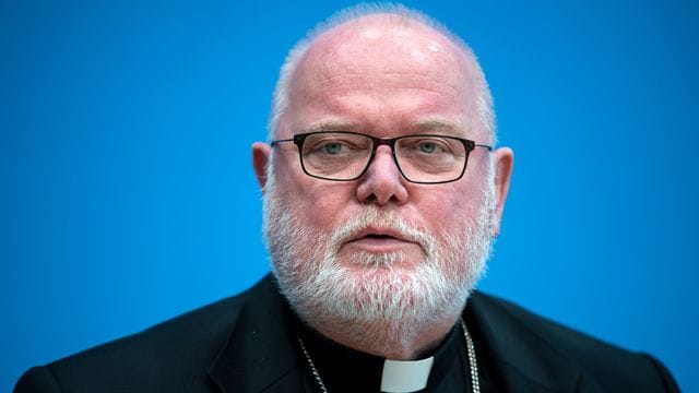 Kardinal Reinhard Marx äußert sich bei einer Pressekonferenz (Archivbild): Er spricht von einem großen Schaden für die katholische Kirche wegen des Gutachten-Skandals um den Kölner Kardinal Woelki. Kardinal Reinhard Marx äußert sich bei einer Pressekonferenz (Archivbild): Er spricht von einem großen Schaden für die katholische Kirche wegen des Gutachten-Skandals um den Kölner Kardinal Woelki.