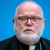 Kardinal Reinhard Marx äußert sich bei einer Pressekonferenz (Archivbild): Er spricht von einem großen Schaden für die katholische Kirche wegen des Gutachten-Skandals um den Kölner Kardinal Woelki.