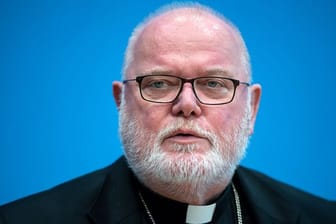 Kardinal Reinhard Marx äußert sich bei einer Pressekonferenz (Archivbild): Er spricht von einem großen Schaden für die katholische Kirche wegen des Gutachten-Skandals um den Kölner Kardinal Woelki.