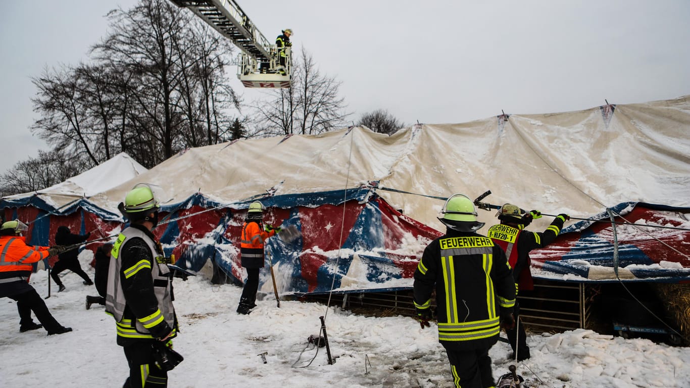 Einsatzkräfte versuchen, ein unter der Schneelast eingestürztes Zirkuszelt in Hagen wieder aufzurichten: Die 13 Tiere, darunter Kamele und Lamas, konnten gerettet werden.