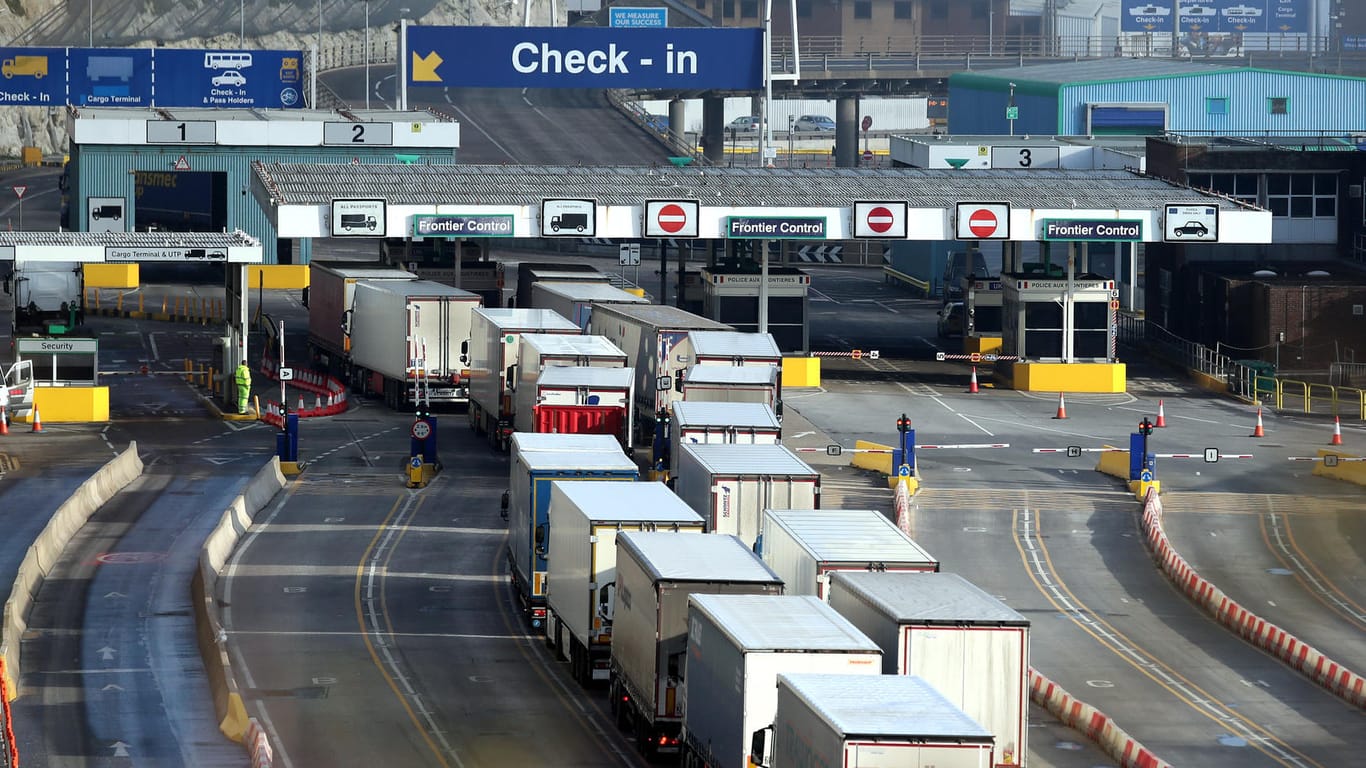 Lastwagen am Hafen von Dover (Symbolbild): Die Exporte aus Großbritannien in die EU sind heftig eingebrochen.