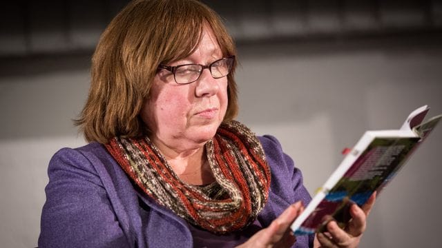 Die Schriftstellerin und Literaturnobelpreisträgerin Swetlana Alexijewitsch aus Weißrussland liest in der Freien Akademie der Künste bei der Eröffnung des Hamburger Festivals "Lesen ohne Atomstrom" (2017). Die Schriftstellerin und Literaturnobelpreisträgerin Swetlana Alexijewitsch aus Weißrussland liest in der Freien Akademie der Künste bei der Eröffnung des Hamburger Festivals "Lesen ohne Atomstrom" (2017).