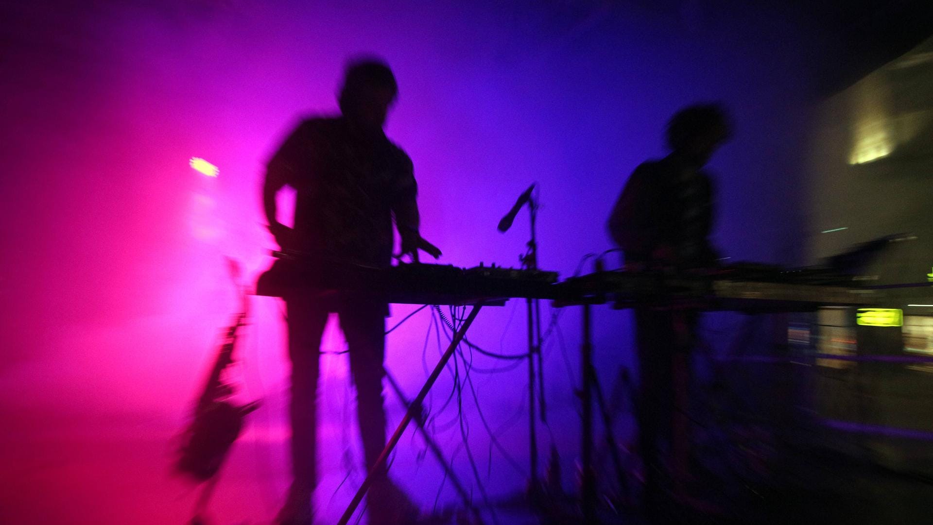 Musiker stehen an Keyboards (Symbolbild): In Köln ist eine verbotene Party aufgelöst worden. Musiker stehen an Keyboards (Symbolbild): In Köln ist eine verbotene Party aufgelöst worden.