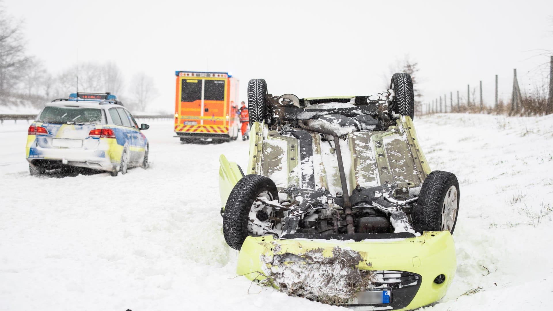 Unfall auf der Autobahn 2 in NRW bei Oelde: Ein Auto überschlug sich.