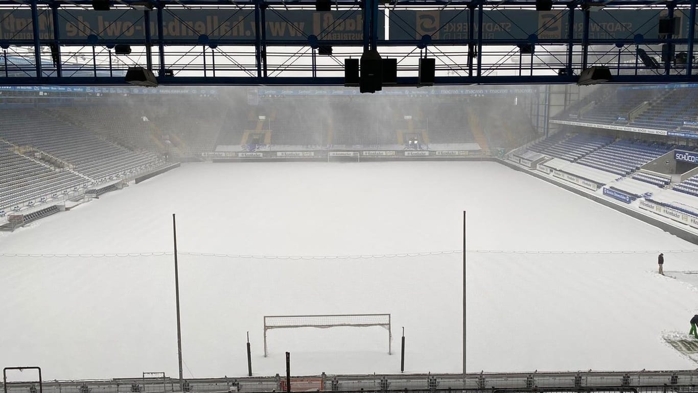 Die SchücoArena in Bielefeld: Am Sonntagmorgen war der Platz mit so viel Schnee bedeckt, dass das Spiel gegen Bremen abgesagt wurde.