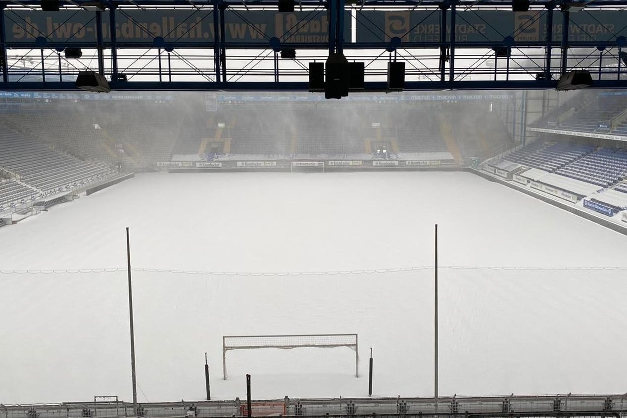 Die SchücoArena in Bielefeld: Am Sonntagmorgen war der Platz mit so viel Schnee bedeckt, dass das Spiel gegen Bremen abgesagt wurde.