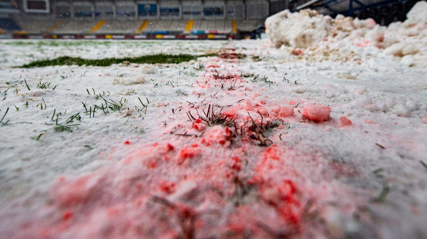Die Benteler-Arena in Paderborn. Die Seitenlinie ist rot markiert, Schneebrocken liegen an der Seite des Spielfeldes. Wegen des starken Schneefalls ist das Spiel kurz vor Anpfiff abgesagt worden.