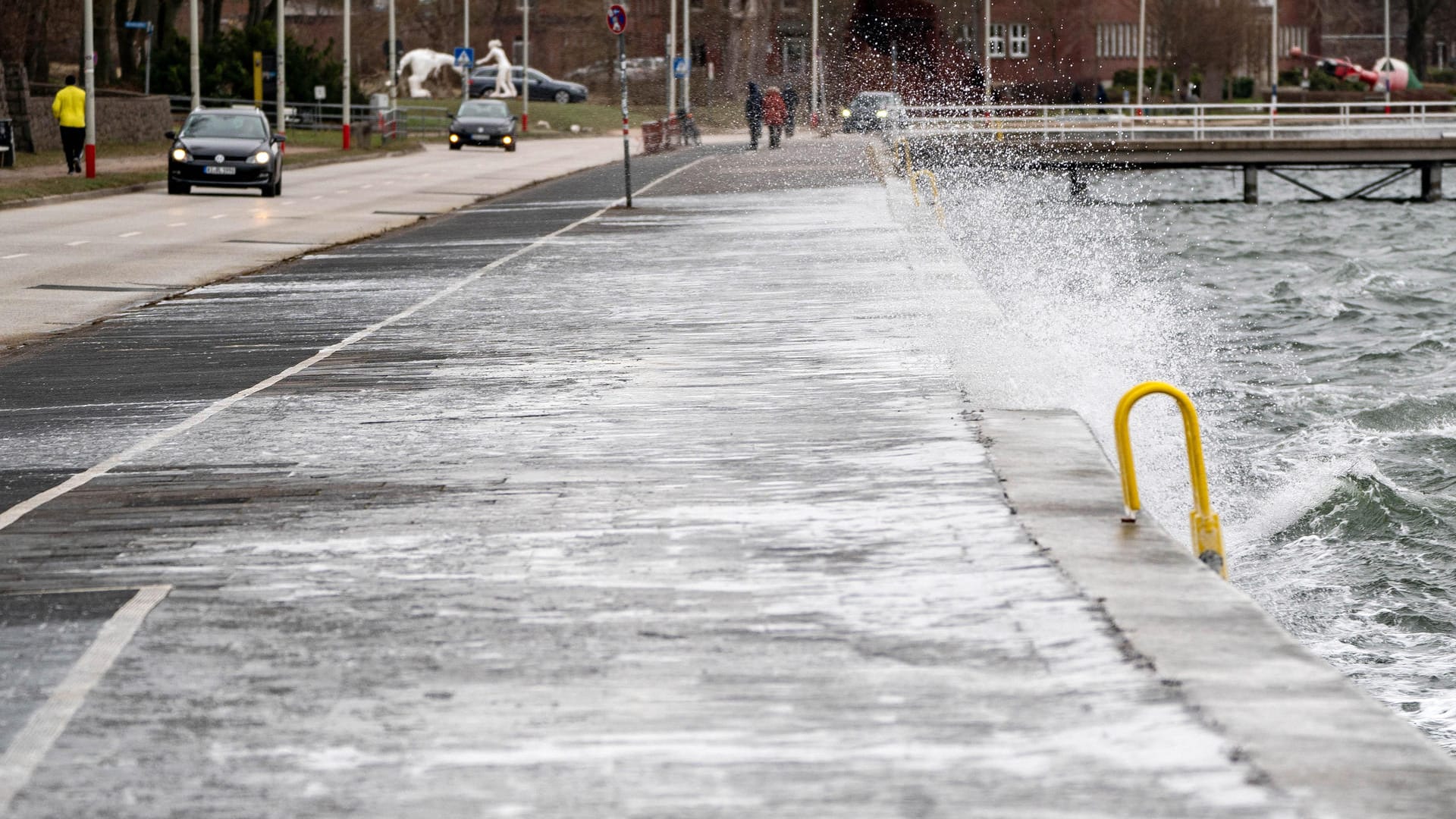 Ufer in der Kieler Förde am Sonntag: Meteorologen warnen vor Hochwasser.
