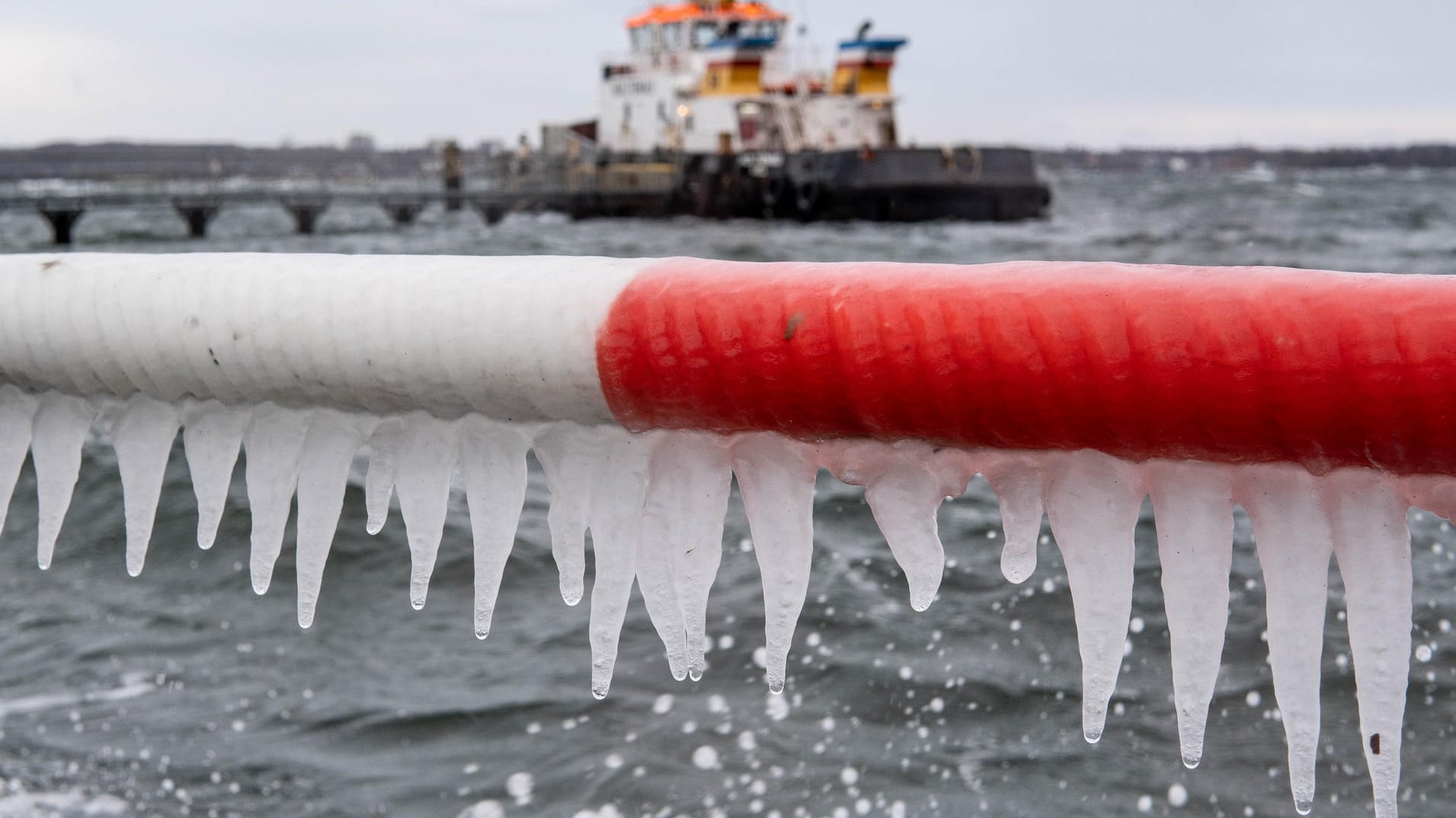 Eiszapfen in Schleswig-Holstein: In den nächsten Tagen wird es fast überall in Deutschland noch kälter.