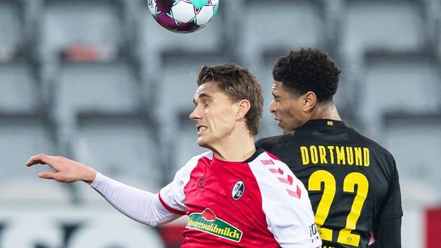 Nils Petersen (l) bleibt dem SC Freiburg treu.